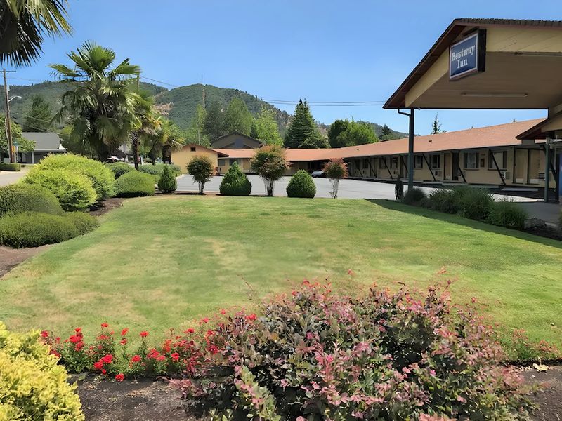 Bestway Inn gardens and rooms on a bright summer day